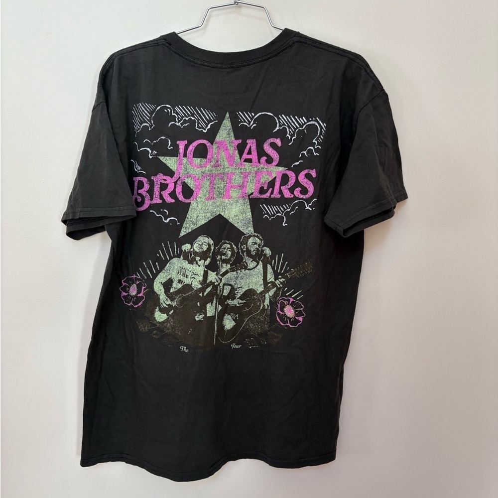 NWOT Urban Outfitters Jonas Brothers Graphic Tee Size Medium - Picture 6 of 11